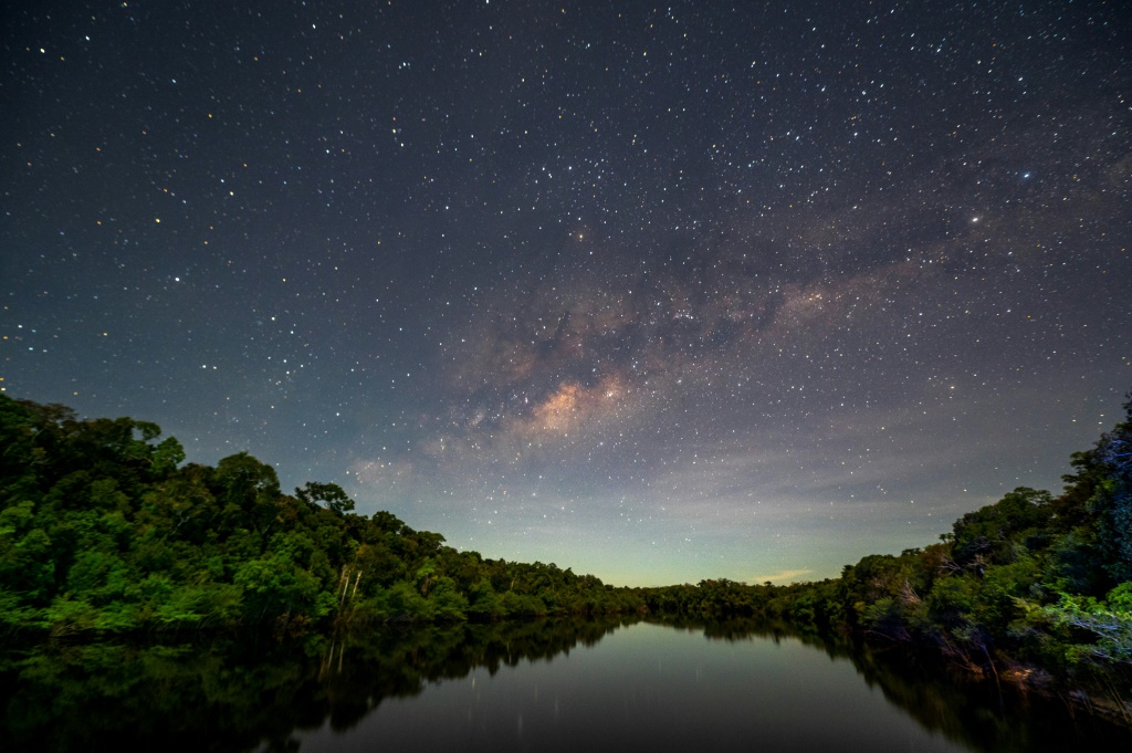 صورة ليلية التُقطت في 7 حزيران/يونيو 2022 تُظهر نهر مانيكوري في الأمازون في البرازيل (ا ف ب)