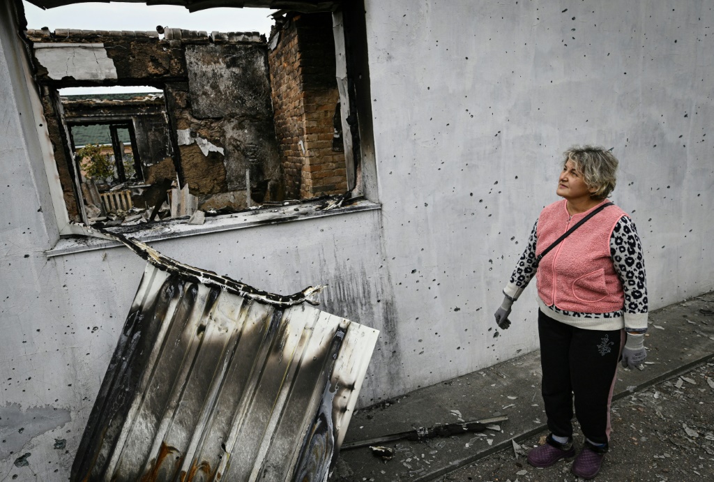 عادت فالنتينا زغونيك سافونوفا ، 50 سنة ، لتجد منزلها مدمرًا (أ ف ب)