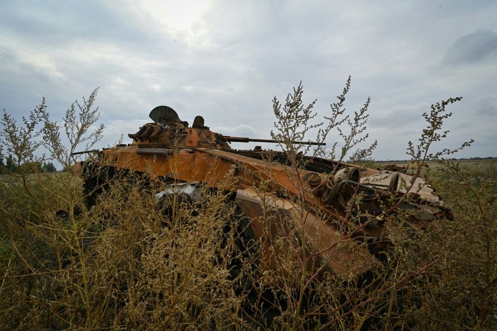 دبابة روسية ملقاة على أطراف القرية (أ ف ب)