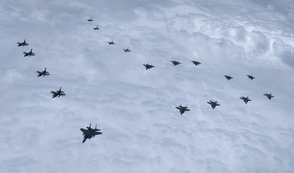 نظمت كوريا الجنوبية والولايات المتحدة عرضا جديدا للقوة في 7 يونيو 2022، حيث قادتا طائرات حربية بما في ذلك طائرات مقاتلة شبح من طراز F-35 (ا ف ب)