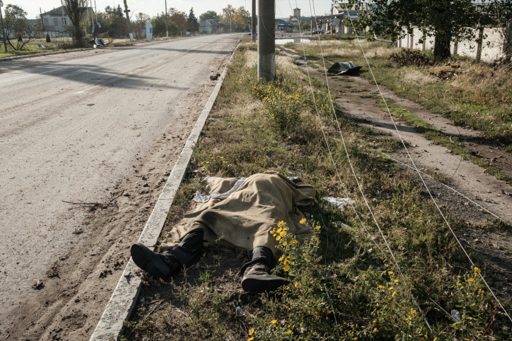 جثة جندي روسي على جانب طريق في مدينة أوسكيل التي استعادتها القوات الأوكرانية مؤخرًا في منطقة خاركيف في شرق أوكرانيا في 29 أيلول/سبتمبر 2022 (ا ف ب)