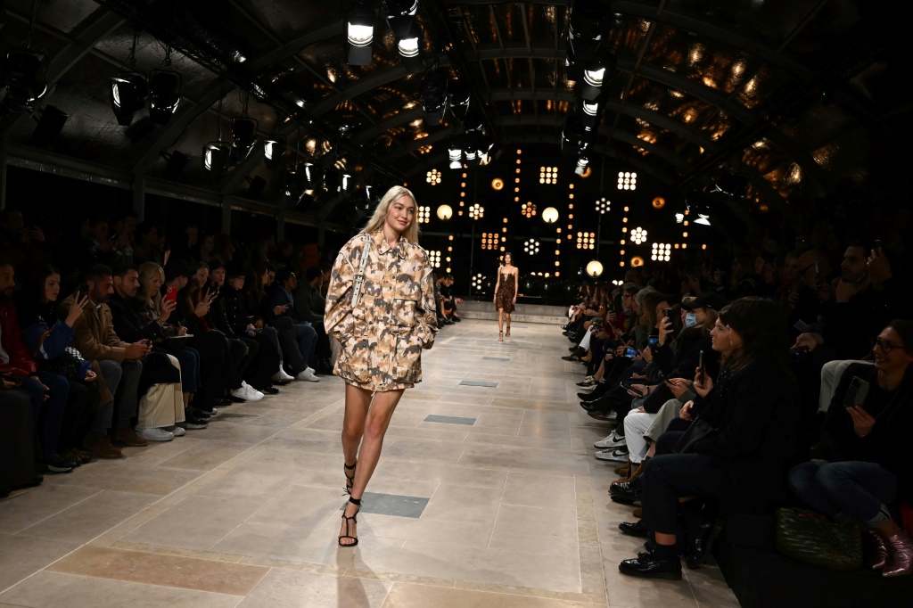 العارضة الأميركية جيجي حديد خلال عرض لأزياء دار "إيزابيل ماران" ضمن أسبوع الموضة في باريس في 29 أيلول/سبتمبر 2022 (ا ف ب)