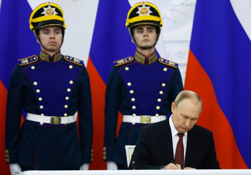 الرئيس الروسي فلاديمير بوتين يوقع في الكرملين على ضم أربعة أقاليم أوكرانية في 30 أيلول/سبتمبر 2022 (ا ف ب)