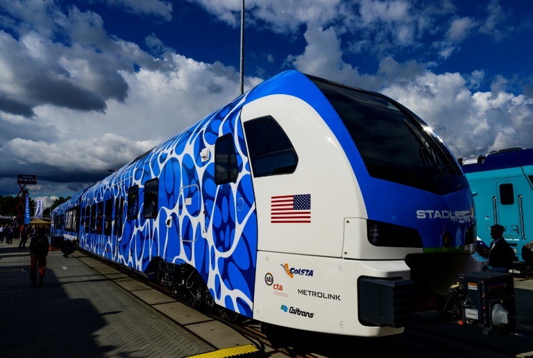 قطار هيدروجيني مصنوع من شركة "ستادلر" السويسرية معروض خلال معرض برلين لقطاع سكك الحديد في 21 أيلول/سبتمبر 2022 (أ ف ب)