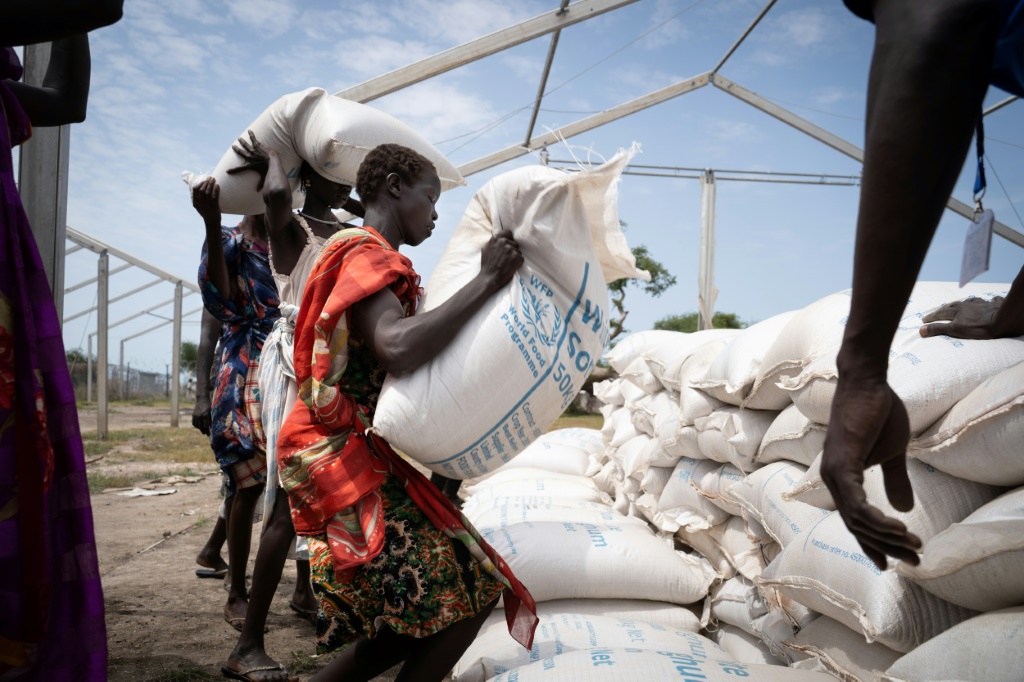 توزيع مساعدات على سكان في جنوب السودان بعد تعرض قراهم لهجوم (ا ف ب)