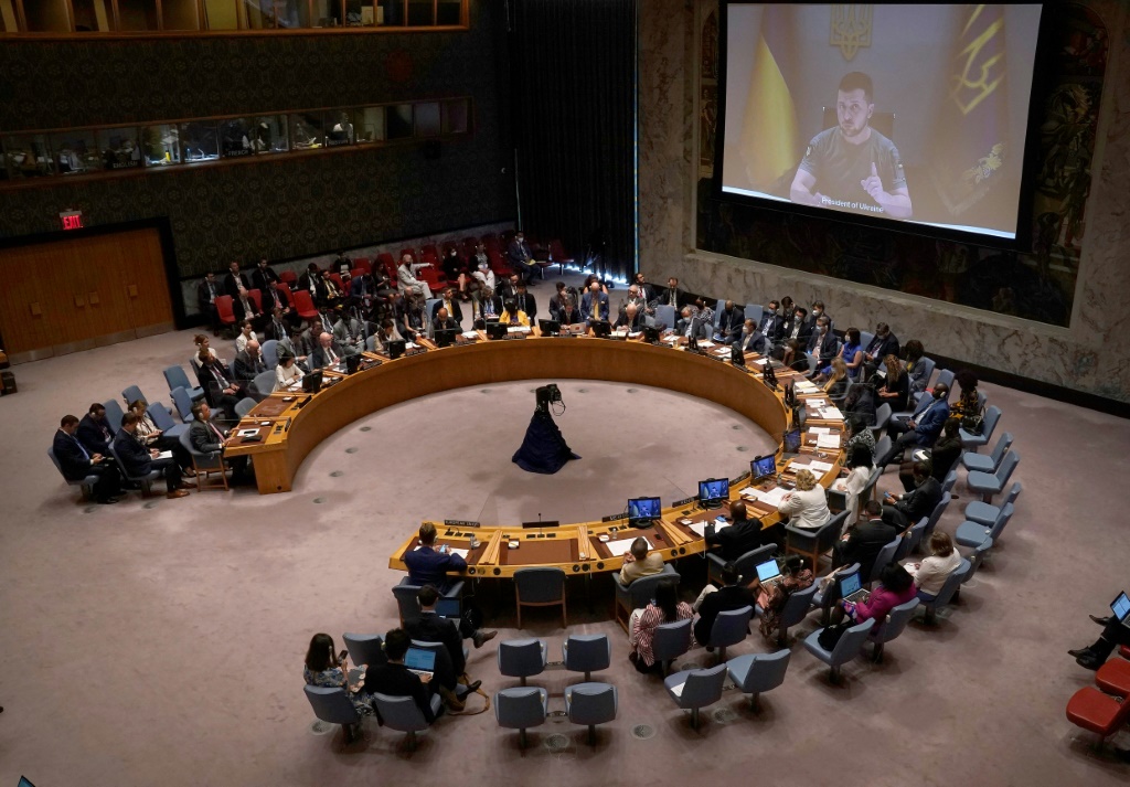 الرئيس الأميركي فولوديمير زيلينسكي يظهر على شاشة لدى توجيهه خطابا إلى مجلس الأمن في نيويورك بتاريخ 24 آب/اغسطس 2022 (ا ف ب)