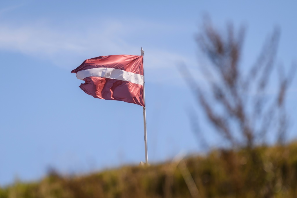 علم لاتفيا خلال تدريب عسكري في ميزايين في 10 أيلول/سبتمبر 2022 (ا ف ب)