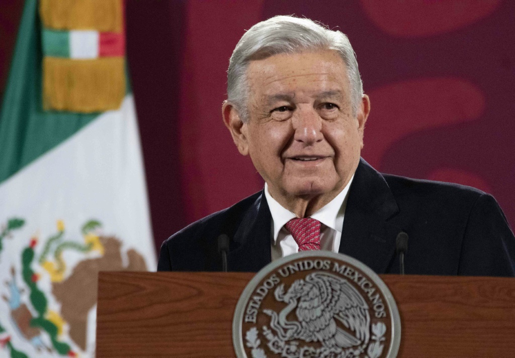 رئيس المكسيك أندريس مانويل لوبيز أوبرادور يلقي كلمة خلال مؤتمر صحفي في القصر الوطني في مكسيكو سيتي في 30 أيلول/سبتمبر 2022 في صورة وزعتها الرئاسة المكسيكية (ا ف ب)