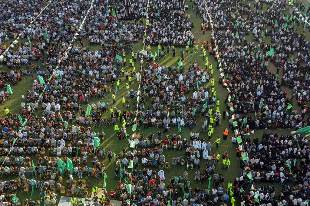 صورة جوية تظهر انصار لحركة حماس يشاركون في مهرجان دعما للمسجد الاقصى في مدينة غزة في الاول من تشرين الاول/اكتوبر 2022 (ا ف ب)