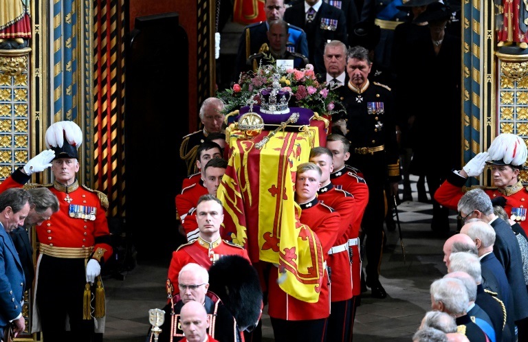 نعش الملكة إليزابيث الثانية يحمل من قصر ويستمنستر في 19 أيلول/سبتمبر 2022 خلال جنازتها الرسمية (أ ف ب)