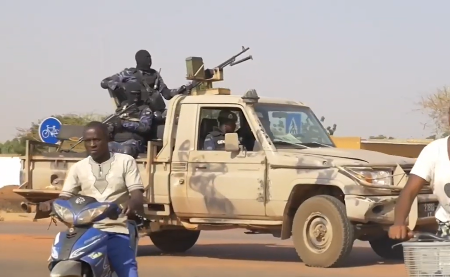 جنود بوركينا فاسو يقومون بدوريات في شوارع واغادوغو في اليوم التالي للانقلاب (ويكيبيديا)