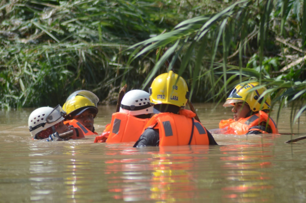 رجال إنقاذ يبحثون عن مفقودين بعد فيضانات في باركويسيمينتو بولاية لارا الفنزويلية في 28 أيلول/سبتمبر 2022 (ا ف ب)