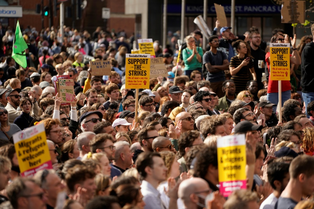 تظاهرات في لندن احتجاجا على كلفة المعيشة في 1 تشرين الأول/اكتوبر 2022 (ا ف ب)