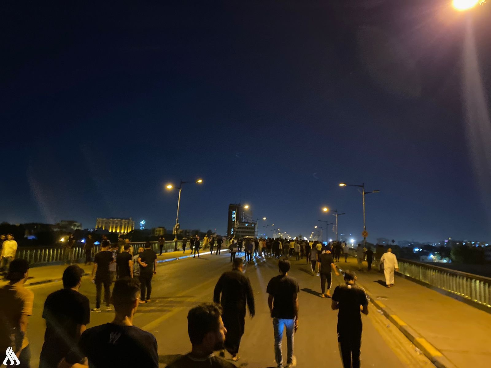 القوات الأمنية تبدأ بفتح الطرق بعد انسحاب المتظاهرين (واع)