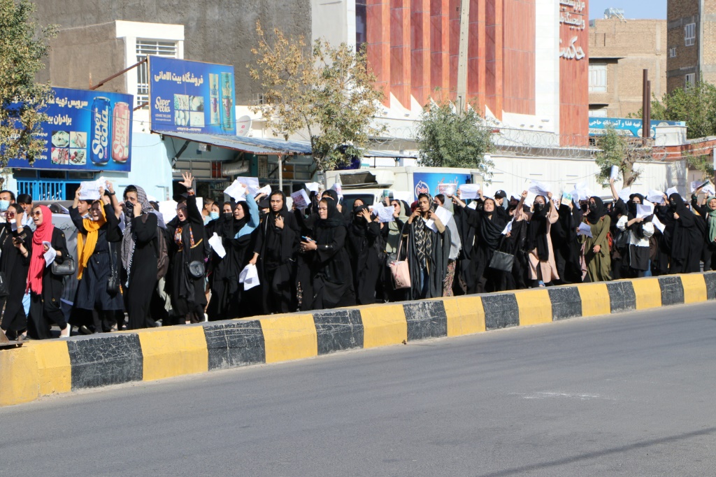 الطالبات الأفغانيات يتظاهرن في هرات يوم الأحد (أ ف ب)