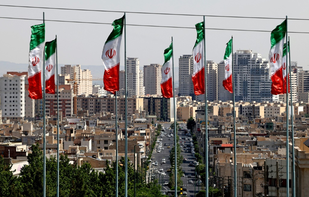 إيران قالت إن لديها إيرادات بالعملة الأجنبية تبلغ نحو 7 مليارات دولار من مبيعات النفط تم تجميدها