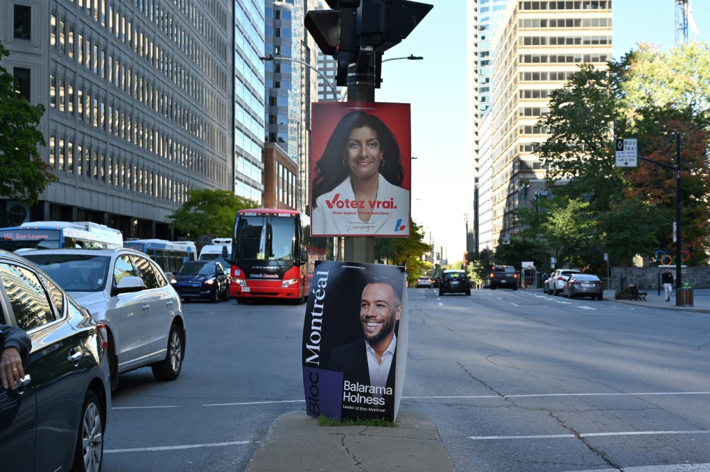 لافتات لحملات الانتخابات التشريعية في مقاطعة كيبيك الكندية في مونتريال في 29 أيلول/سبتمبر 2022 (ا ف ب)