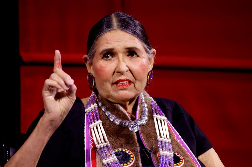 صورة أرشيفية للممثلة والناشطة المنتمية إلى السكان الأميركيين الأصليين ساشين ليتلفيذر (ا ف ب)