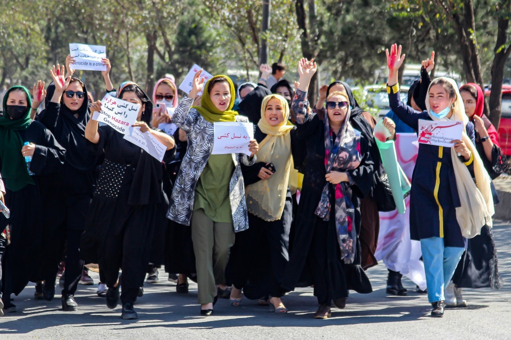 عشرات النساء من أقلية الهزارة الشيعية يتظاهرن في كابول للتنديد بالهجوم الانتحاري الذي استهدف قاعة دراسية في دشت البرشي في الأول من تشرين الأول/أكتوبر 2022 (ا ف ب)