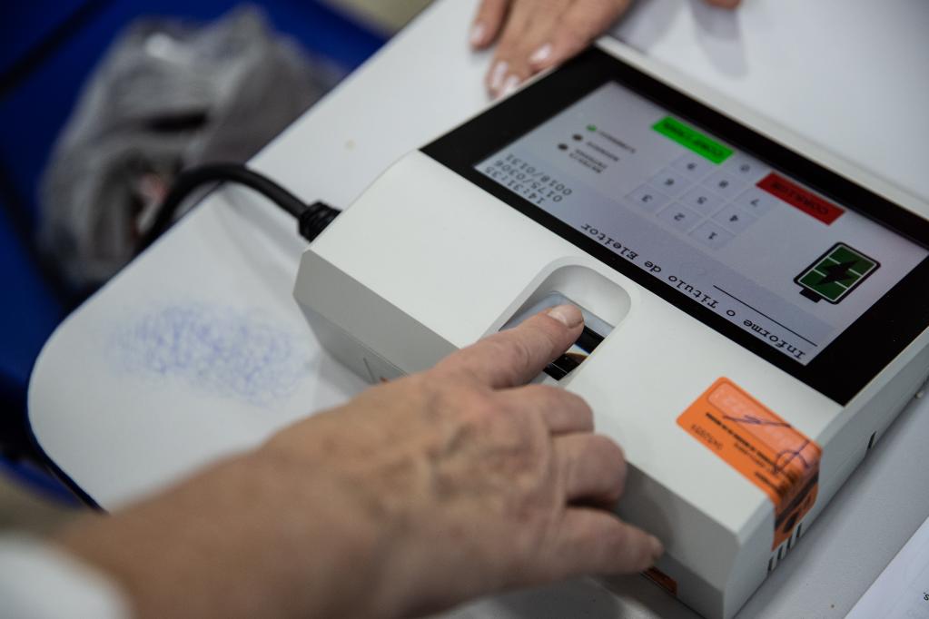 ناخبة تقوم بإجراءات التحقق من الهوية في مركز اقتراع في ريو دي جانيرو ببرازيليا يوم 2 أكتوبر 2022. (شينخوا)