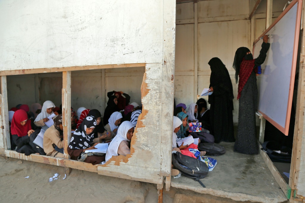 أطفال يمنيون يحضرون دروسًا في مدرسة مؤقتة مع بدء العام الدراسي الجديد في محافظة الحديدة الغربية التي مزقتها الحرب ، في 12 سبتمبر / أيلول 2022 (ا ف ب)
