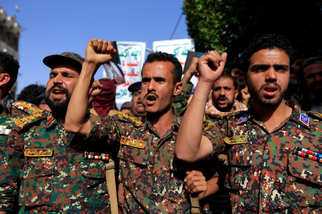     جنود موالون للمتمردين الحوثيين في اليمن ينضمون إلى مسيرة في العاصمة صنعاء التي يسيطر عليها المتمردون (أ ف ب)