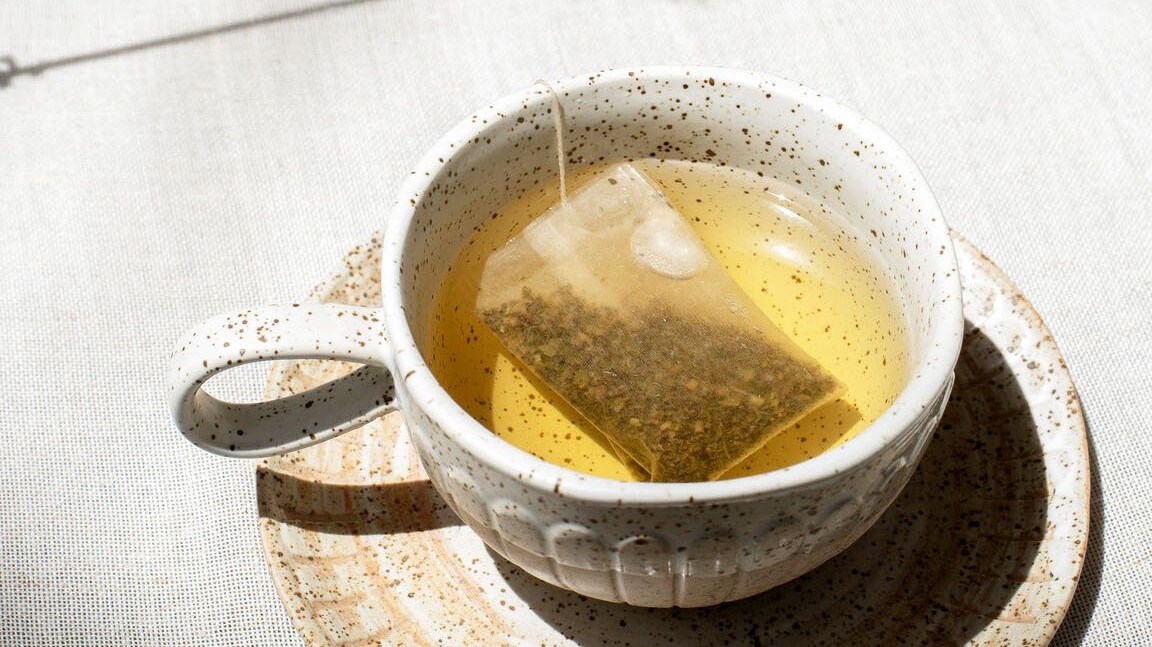 كيف تستخدمين شاي الأعشاب لتخفيف الانتفاخ؟ (زهرة الخليج)
