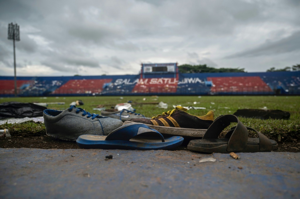    أحذية متروكة في ملعب كانجوراهان بعد أيام من التدافع في مالانغ بتاريخ 3 تشرين الأول/أكتوبر 2022 (ا ف ب)