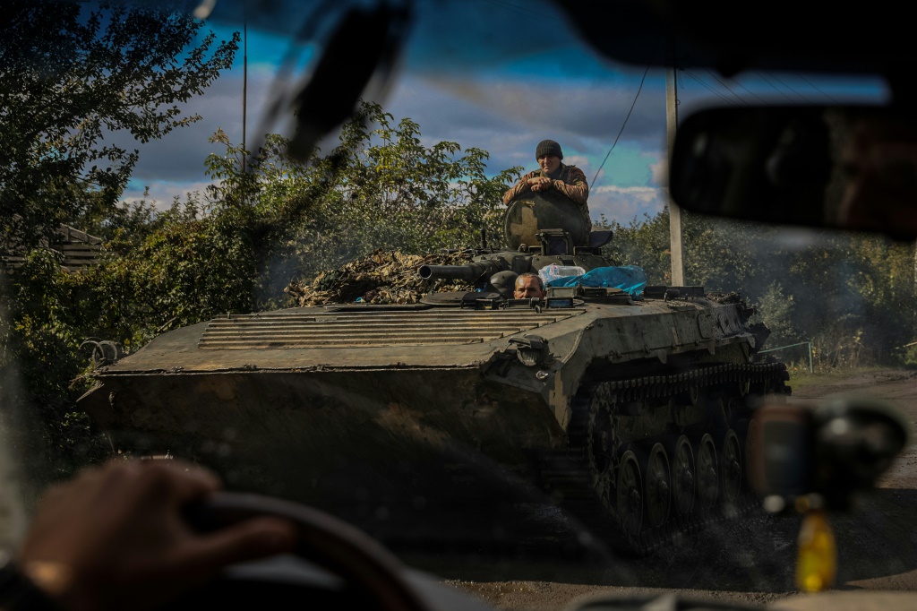    ناقلة جنود مدرعة أوكرانية تتدحرج على طريق في موقع على طول الخط الأمامي في منطقة دونيتسك بأوكرانيا (أ ف ب)
