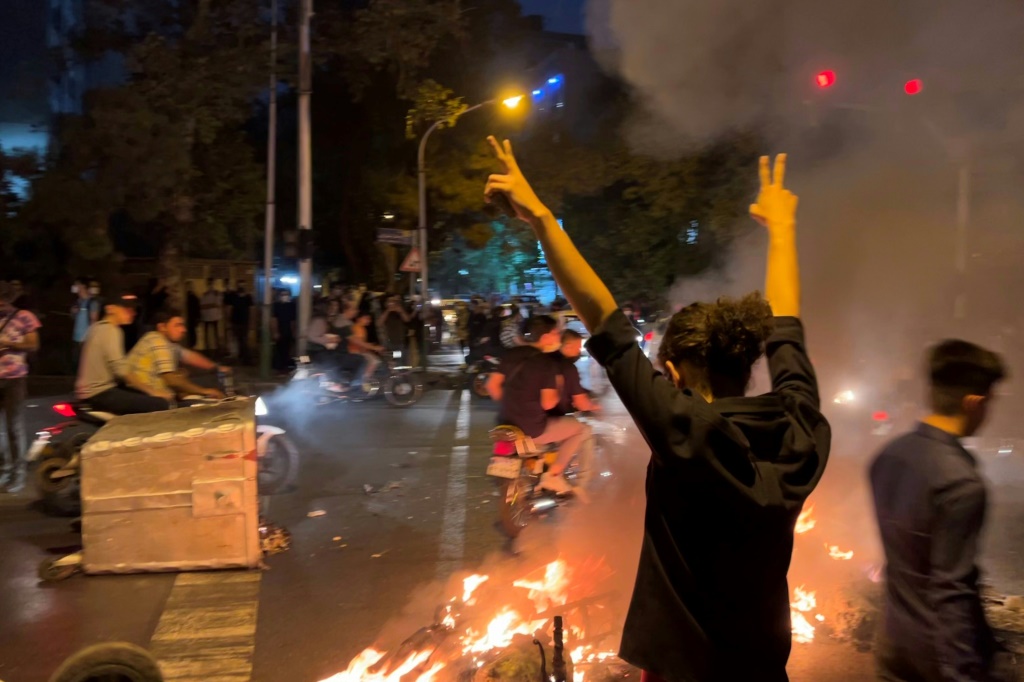 تظهر صورة حصلت عليها وكالة فرانس برس خارج إيران متظاهرا في طهران في 19 سبتمبر 2022 (ا ف ب)