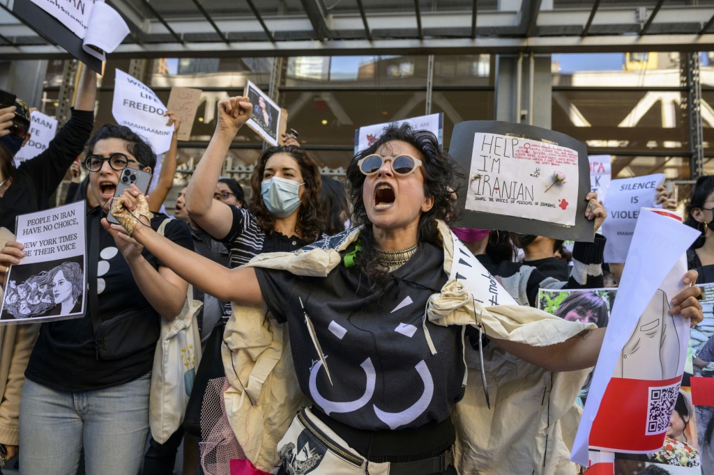 احتشدت النساء في جميع أنحاء العالم في احتجاجات تضامنية (ا ف ب)
