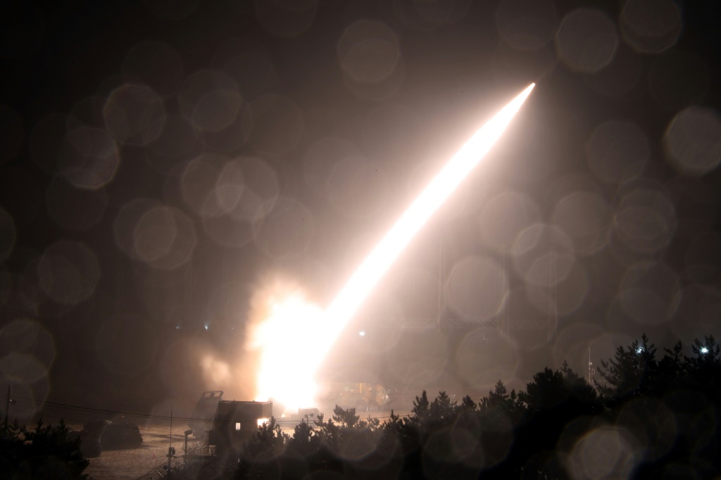 إطلاق صاروخ بالستي تكتيكي كوري جنوبي من الساحل الشرقي للبلاد في 5 ت1/أكتوبر 2022 (ا ف ب)