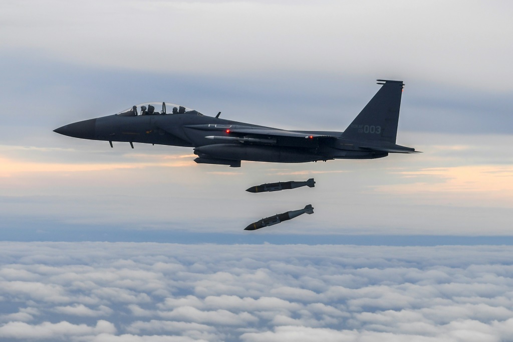 مقاتلة إف-15 كي كورية جنوبية تلقي قنابل خلال مناورة فوق البحر الأصفر في 4 ت1/أكتوبر 2022 (ا ف ب)
