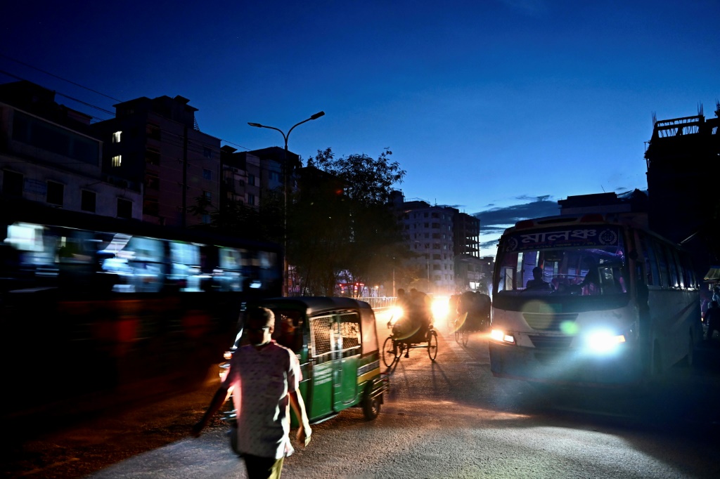 حركة السير في أحد شوارع دكا خلال انقطاع التيار الكهربائي في الرابع من تشرين الأول/أكتوبر 2022 (ا ف ب)