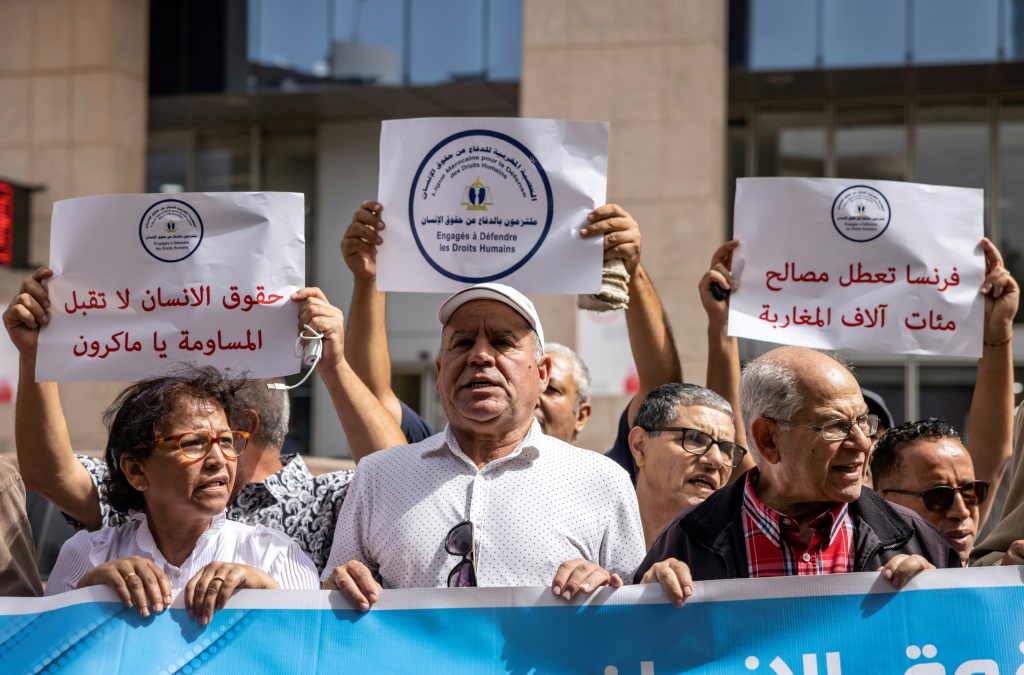 أعضاء جمعية مغربية لحقوق الإنسان يتظاهرون أمام مقر الاتحاد الأوروبي في الرباط على تقييد التأشيرات في 4 تشرين الأول/أكتوبر 2022 (ا ف ب)