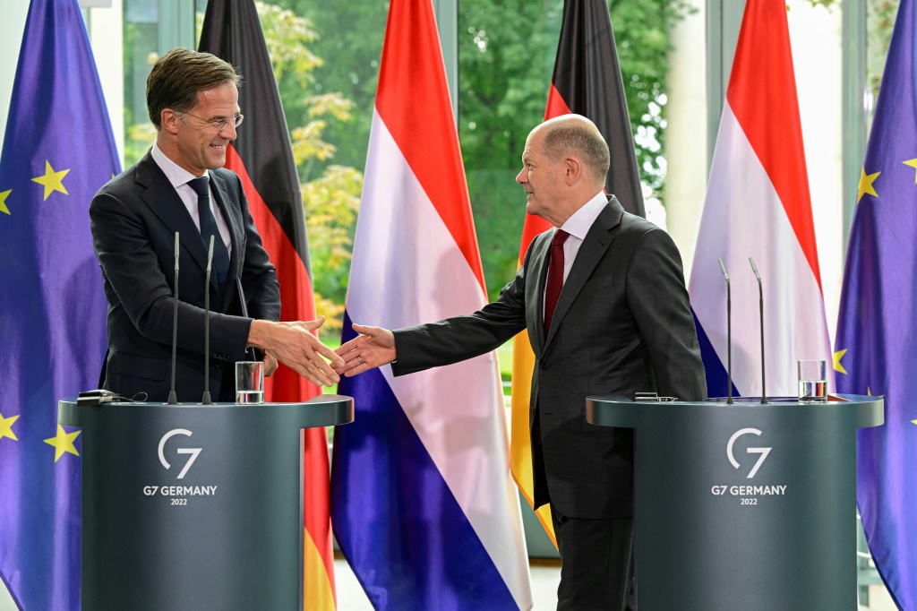المستشار الألماني أولاف شولتس (يمين) مصافحا رئيس الوزراء الهولندي مارك روته في برلين في الرابع من تشرين الأول/أكتوبر 2022 (ا ف ب)