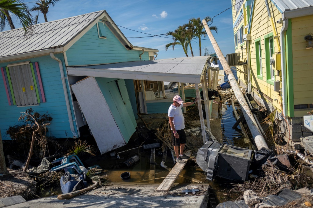 رجل يتفقد منزله المدمر في أعقاب الإعصار إيان في ماتلاتشا بولاية فلوريدا، في 3 تشرين الأول/أكتوبر 2022 (ا ف ب)