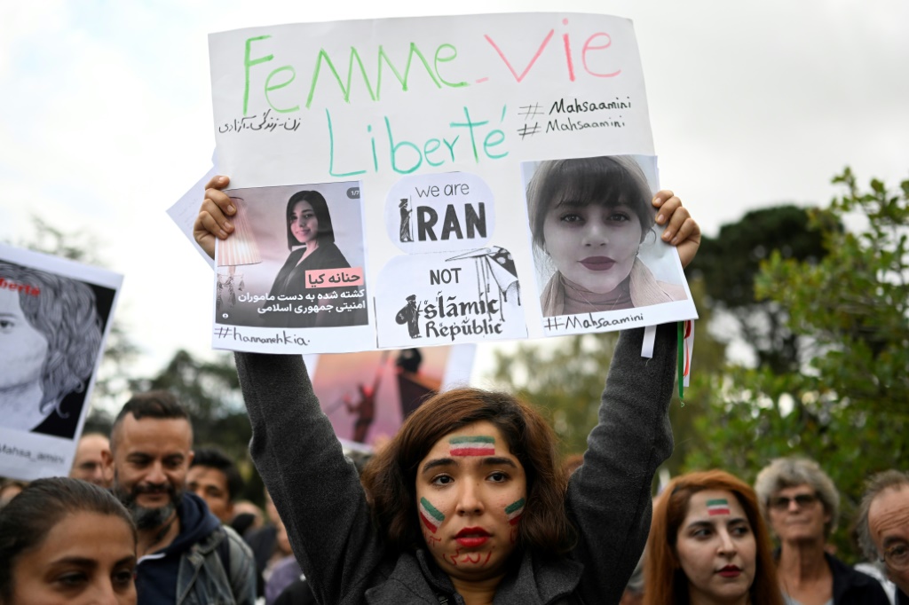    تظاهرة تضامن مع المحتجين في ايران في مدينة نانت الفرنسية في 03 تشرين الأول/أكتوبر 2022 (أ ف ب)