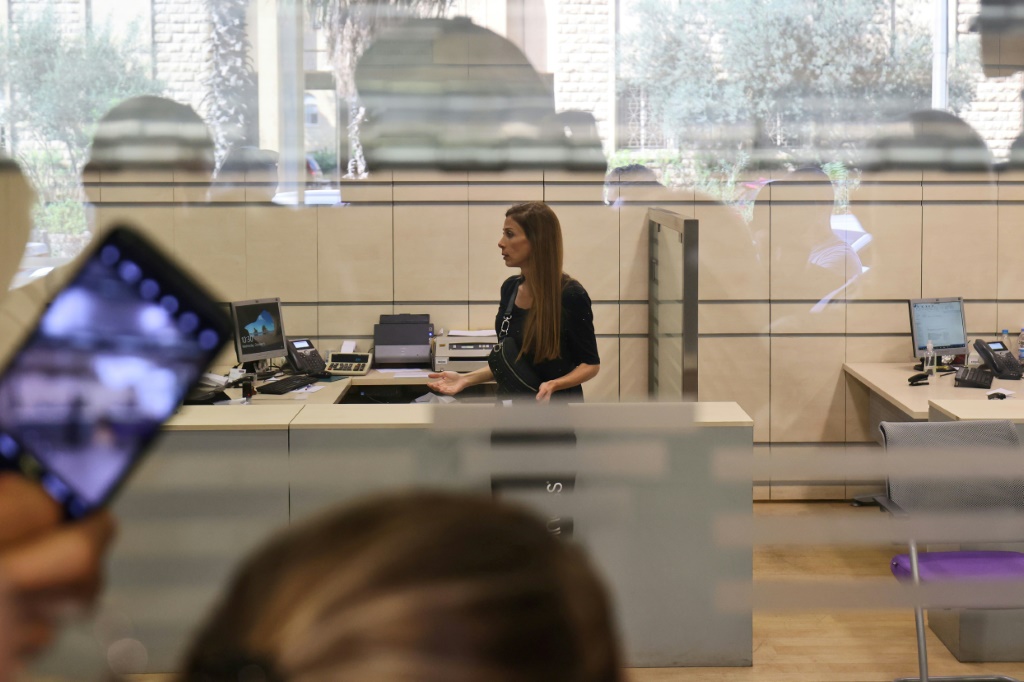النائبة اللبنانية سينتيا زرازير خلال انتظارها في 5 تشرين الأول/أكتوبر 2022 داخل مصرف بيبلوس في منطقة أنطلياس، شمال بيروت، للحصول على وديعتها (أ ف ب)