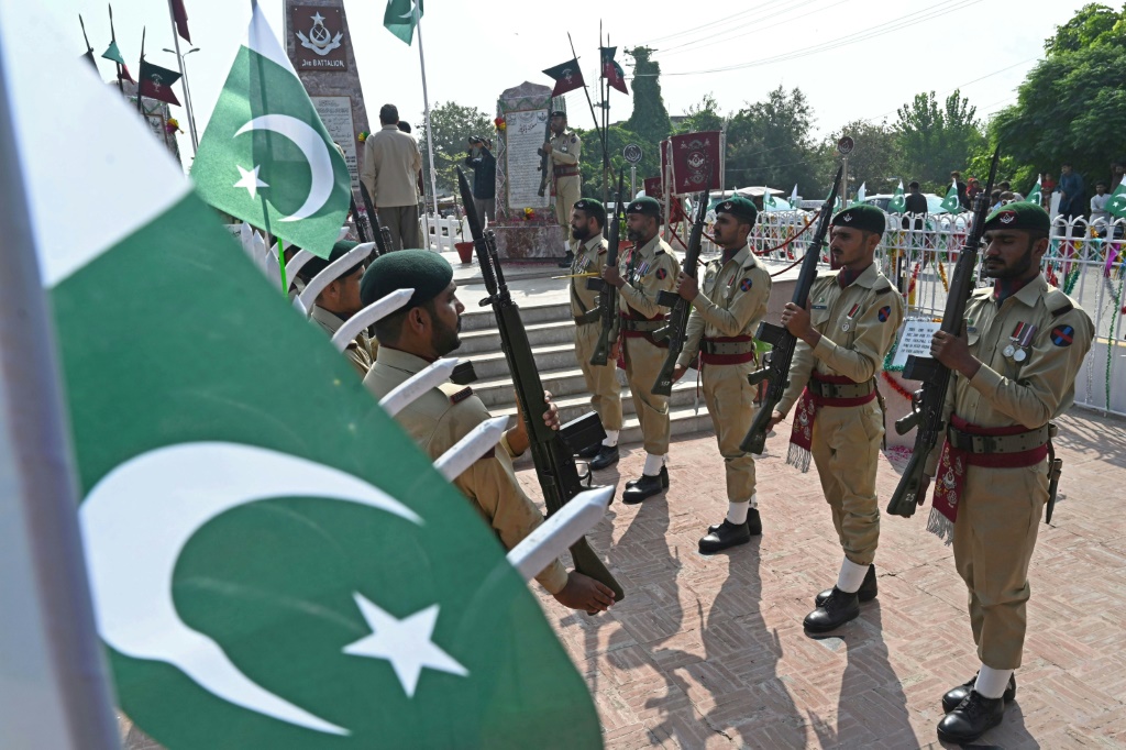ينظر إلى قائد الجيش على أنه أكثر شخصية نفوذا في باكستان حيث أن الجيش حكم الدولة المسلحة نوويا لنحو نصف تاريخها (أ ف ب)