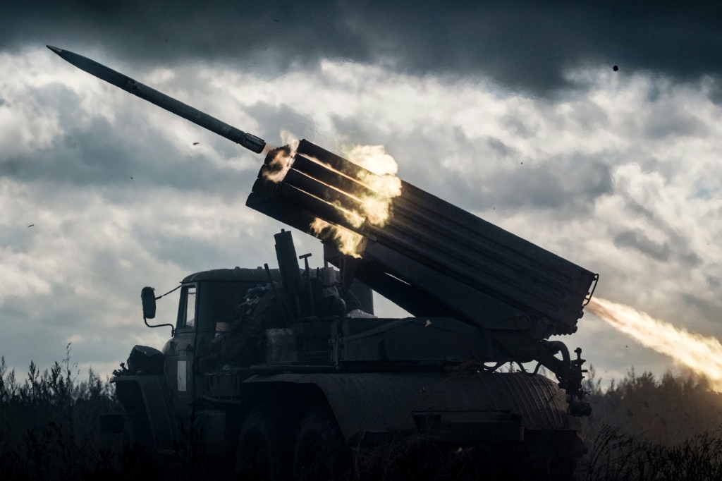 قاذفة صواريخ متعددة تطلق صاروخاً باتجاه مواقع روسية في منطقة خاركيف الأوكرانية (أ ف ب)