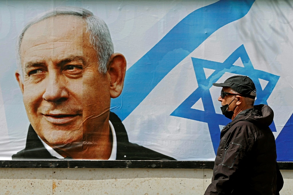 صورة رئيس الوزراء الاسرائيلي بنيامين نتانياهو في تل أبيب بتاريخ 12 آذار/مارس 2021 (ا ف ب)