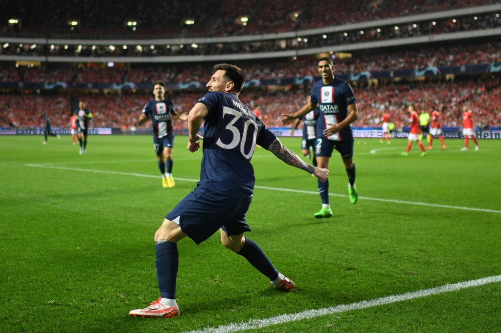 الأرجنتيني ليونيل ميسي محتفلاً بتسجيل هدف باريس سان جرمان الفرنسي في مرمى مضيفه بنفيكا البرتغالي في 5 تشرين الأول/أكتوبر 2022 (ا ف ب)