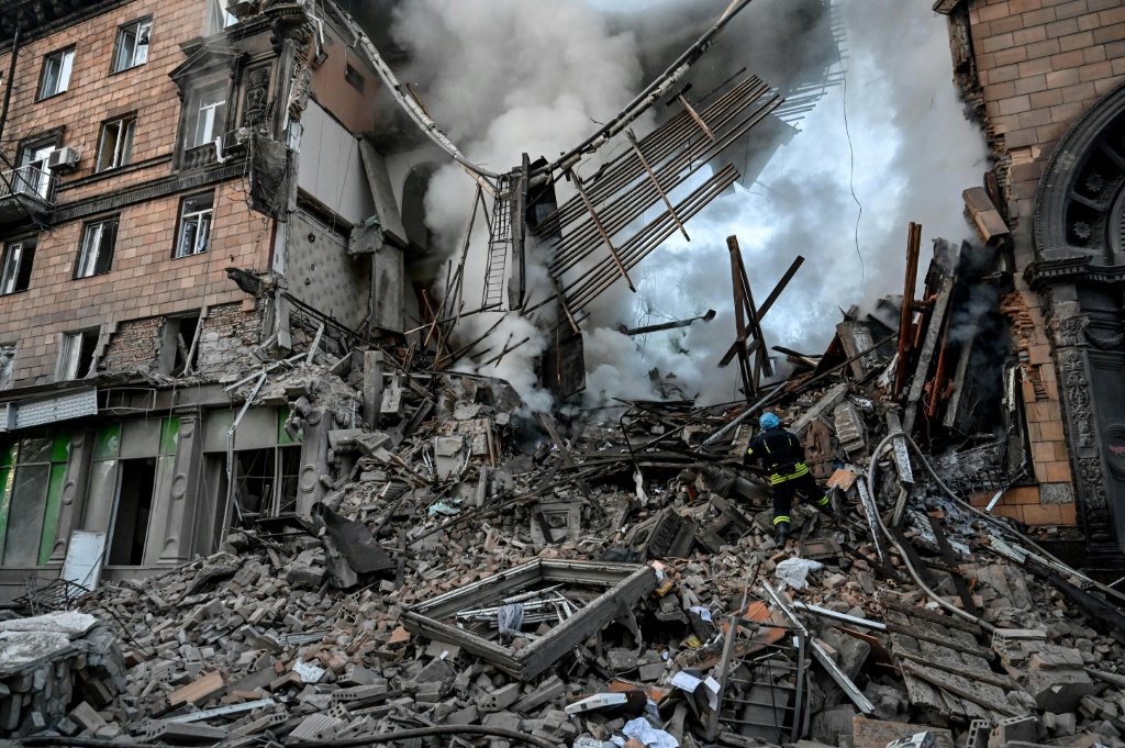 رجل إطفاء أوكراني يكافح حريقاً في 6 تشرين الأول/أكتوبر 2022 بعد غارة على مبنى في زابوريجيا، جنوب أوكرانيا (ا ف ب)