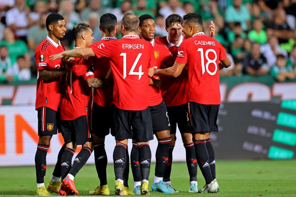 لاعبو مانشستر يونايتد يحتفلون بهدف الفرنسي أنتوني مارسيال ضد أومونيا نيقوسيا القبرصي ضمن دور المجموعات للدوري الاوروبي يوروبا ليغ في ملعب جي أس بي في نيقوسيا في 6 تشرين الاول/اكتوبر 2022 (ا ف ب)
