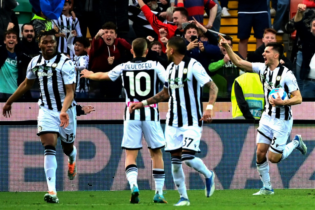 مهاجم أودينيزي الأرجنتيني إينياسيو بوسيتو (يمين) يحتفل بهزه شباك إنتر ميلان في الدوري الإيطالي في الأول من أيار/مايو 2022 (ا ف ب)