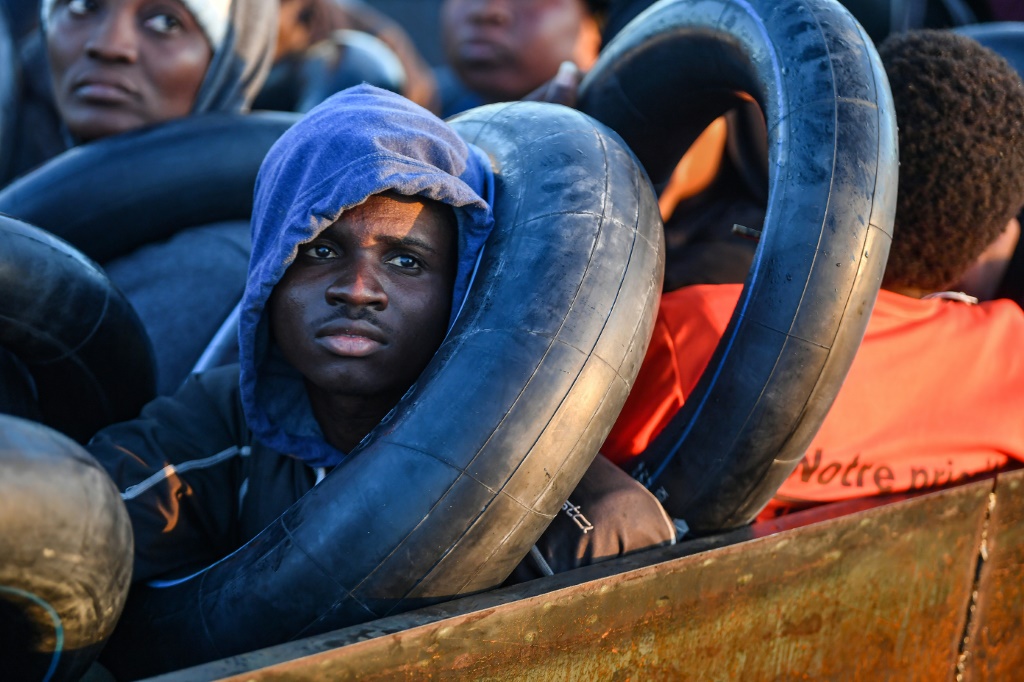 مهاجرون من إفريقيا جنوب الصحراء في قارب متهالك استخدم لتهريبهم نحو الساحل الإيطالي حين اعترضتهم السلطات التونسية قبالة مدينة صفاقس في 4 تشرين الأول/أكتوبر 2022 (ا ف ب)