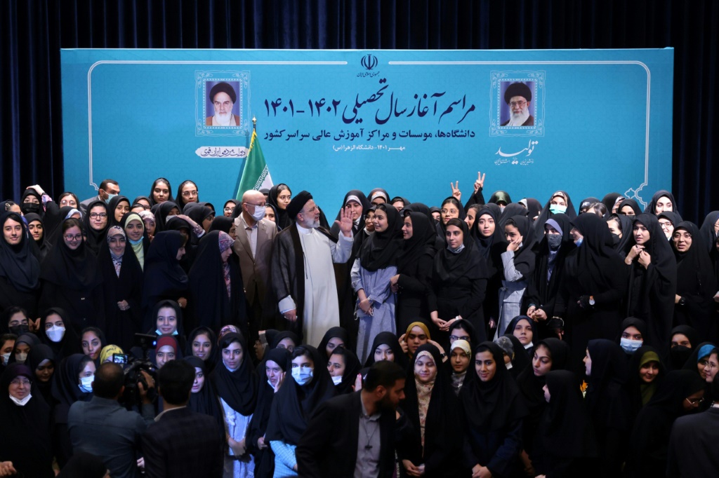 الرئيس الإيراني إبراهيم رئيسي يتحدث إلى طالبات في جامعة الزهراء بطهران (ا ف ب)