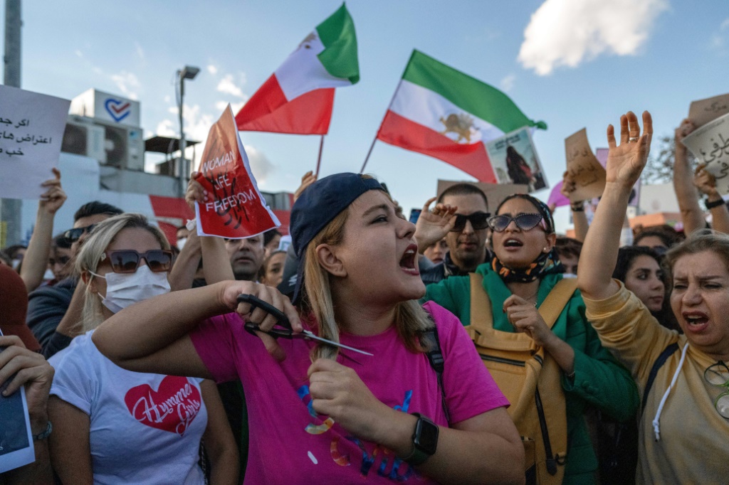على الرغم من عنف قوات الأمن، وانقطاع التيار الكهربائي، وخطوط شبكات الإنترنت، فإن المتظاهرين لا يزالون في الشوارع (ا ف ب)