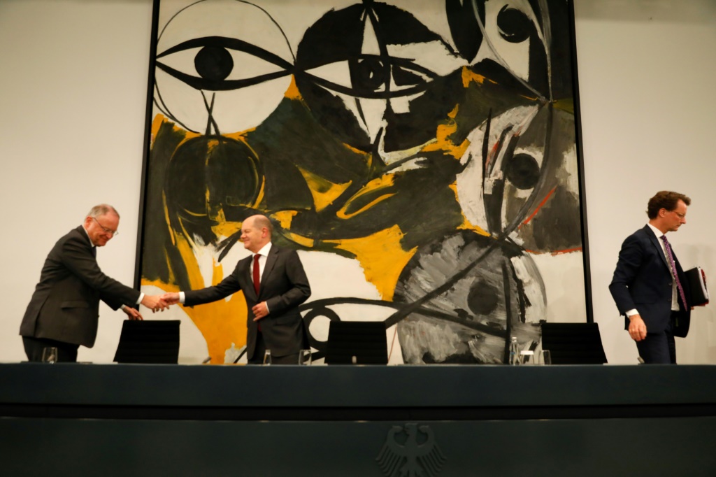 رئيس وزراء ولاية ساكسونيا السفلى شتيفان فايل (يسار) وهو يصافح المستشار أولاف شولتس في برلين بتاريخ 4 تشرين الأول/أكتوبر 2022 (ا ف ب)